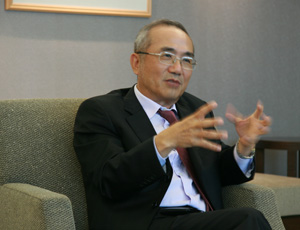 致茂电子董事长兼总经理黄钦明正在对媒体侃侃而谈光电及自动化量测的发展远景。（Source：HDC）