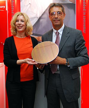 Numonyx亚洲业务部副总裁暨总经理Rolf-Peter Seibl(右)与嵌入式事业部技术顾问Jill Stevenson