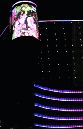 尊爵大飯店在夜晚揮舞色彩的LED燈以及線材，在白天則會隱身在建築物本身之後。對於這樣的設計，有一個建材扮演了非常關鍵的角色「玻璃帷幕」(圖片來源:廠商)