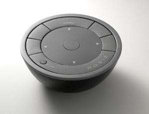 ROSIE遥控器采用Cypress的无线技术，能克服红外线技术的諸多限制，包括可目视直线距離以及低于10公尺的传输距離。(图片来源:厂商)
