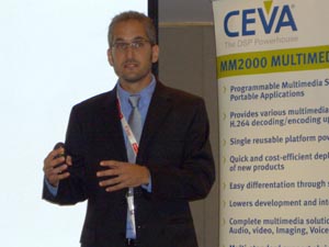 CEVA企业市场拓展副总裁Eran Briman在记者会上说明MM2000优势
