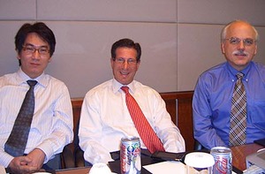牛津半導體業務與行銷副總裁David Schwartz（中）、市場行銷主任Richard Sessions（右）、台灣區業務經理吳啟伶（左） BigPic:400x263