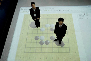 红面棋王周俊动(左)vs.创新应用服务研究所所长杨仁达(右)体验人体围棋真实感受 BigPic:500x335
