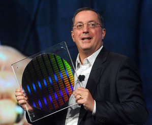 英特尔总裁暨执行长欧德宁(Paul Otellini)于英特尔科技论坛中首度展示以22奈米制程技术所制作的晶圆。 BigPic:500x411