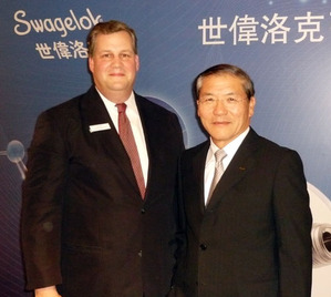 世伟洛克产品暨技术经理John Baxter(左)，世伟洛克大中华区总裁贾子章(右) BigPic:500x448