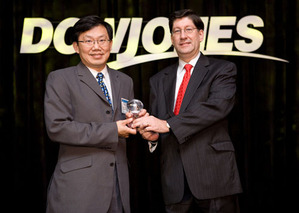 工研院詹益仁所長（左）在美國舊金山領取華爾街日報科技創新獎，頒獎人John Leger（右） BigPic:500x356