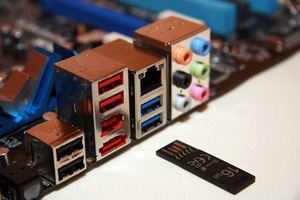 圖為工研院與台廠合作推出的USB 3.0薄型記憶卡與支援USB 3.0插槽的華碩主機板 BigPic:600x400