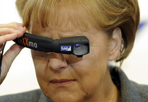 德国总理梅克尔（Angela Merkel）在CeBIT 2010开幕时也忍不住要来体验一下3D眼镜的临场感！