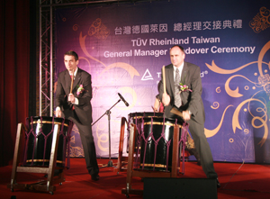 德国莱因新任大中华区总裁暨执行长薛勒(左)与台湾总经理何仕登(右)在交接典礼上击鼓宣示迈向新契机。