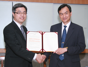 成大工学院副院长苏芳庆博士（右）与美商国家仪器工程常务经理李干玮（左）完成LabVIEW捐赠签约仪式。