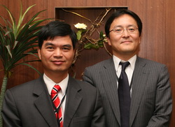 東京威力PVE事業總監石田大(右)、與台灣Oerlikon總經理陳宏基(左)