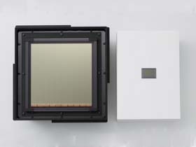 Canon's ultra-large-scale CMOS sensor (left) 
alongside a 35 mm full-frame CMOS sensor (Source:CANO