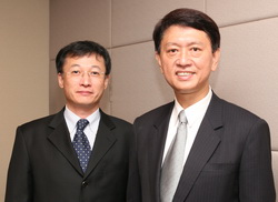 中勤實業董事長陳延方(右)與Victrex台灣區總經理李自立(左)，共同合作打開台灣設備市場大門。