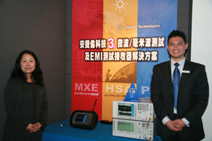 安捷伦科技微波和通讯部门亚洲业务开发经理Angelo Umali(右)与业务开发工程师Hiromi Matsuoka(左)