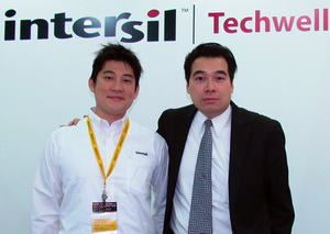 Intersil高速接口视讯处理产品总监Darron Ma(右)，与业务经理陈奕全(左)