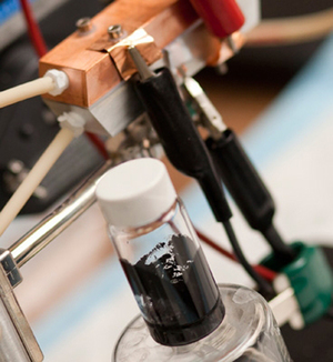在实验瓶中黑色呈现黏稠状的物质，便是可以产生高能量的半固态液流电池材料。 BigPic:414x450