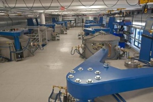 GT Solar于2010年7月收购了蓝宝石生产商Crystal Systems，便开始扩建原有工厂，扩建后的工厂占地2万平方英呎。图为工厂内部一景。
