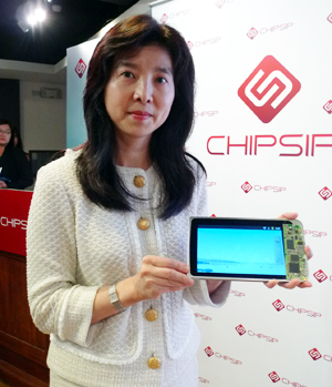 巨景科技董事长赖淑枫展示平板计算机解决方案之PCB板。