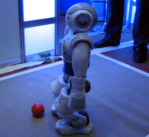 由王杰智主持的「NTU Robot PAL」项目，在2011年机器人世界杯足球赛(RoboCup)中，荣获标准平台联盟(Standard Platform League)第三名的佳绩。 BigPic: