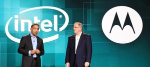 Intel總裁Paul Otellini，與Motorola董事暨執行長Sanjay Jha。 BigPic:604x272