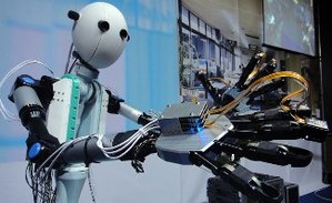 日本慶應大學研究團隊研發出TELESAR V機器人，能透過遠端控制機器人 BigPic:325x199