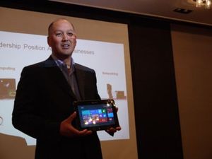 高通通訊產品管理資深副總裁Luis Pineda介紹Windows RT平板電腦 （攝影/劉佳惠）