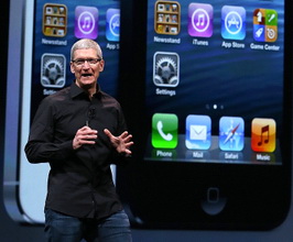 蘋果執行長庫克驕傲宣布iPhone5上市。