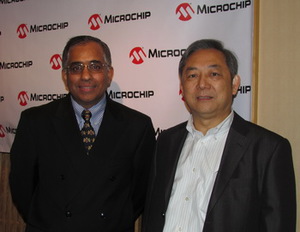 Microchip营运长Ganesh Moorthy(左)，与大中国区业务总经理陈永豊 BigPic:350x271