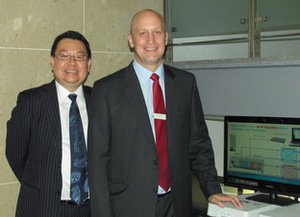 安捷伦电子量测事业群无线宽带事业部产品市场经理Michael Griffin(右)、与亚太区市场开发经理叶友文 BigPic:312x226