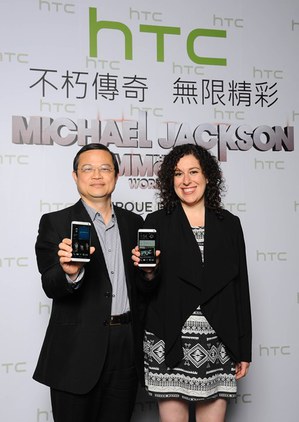 HTC北亚区总经理董俊良(左)与太阳剧团Cirque du Soleil全球公关Laura Silverman(右)，一同为「太阳剧团麦可杰克森《不朽传奇》世界巡回」揭开序幕。 BigPic:496x