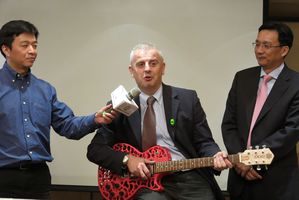 Marchesan拨弄着手中由3D打印出的一把吉他（摄影：欧敏铨）