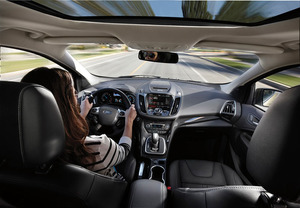 福特展出的The All-New Kuga搭載MyFord Touch功能的SYNC系統，駕駛者可透過語音指令或觸控螢幕輕鬆操控車內的各項系統設定等功能。