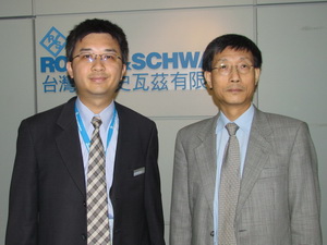 台湾罗德史瓦兹应用支持经理陈飞宇(右)、应用工程支持部经理林志龙(左)