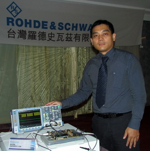 台灣羅德史瓦茲應用工程師陳立凱與RTM2000智慧型示波器。