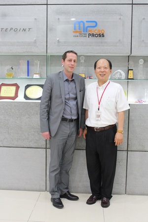 Micropross营销总监Jerome Vanhouche (左)与筑波科技营运长许栋材(右)

筑波科技是跨足两岸、在台湾与中国大陆经营精密量测仪器测试整合之专业供货商，筑波提供给客户诸多功能