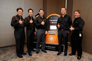 LitePoint營運長Brad Robbins(左三)，與副總裁暨台灣區總經理謝順富(左二)，共同發表該公司最新的多合一無線測試儀器。