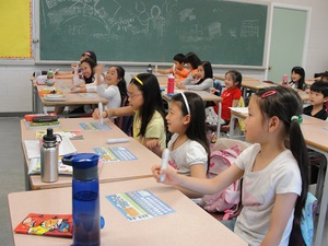 加拿大温哥华联合中文学校学生使用实时反馈系统进行抢答。