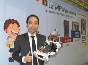 美国国家仪器营销经理郭皇志，其手上即是透过myRIO快速完成设计的机器人。