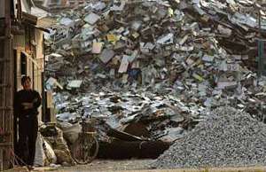 電子廢棄物問題嚴重，且最終多被送至落後地區。圖為被稱為電子廢棄物世界墳場的中國廣東貴嶼。