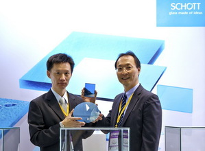 SCHOTT台灣區總經理潘世崇(右)、光學事業部台灣分公司副總高立儐共同展示新一代BG6x系列濾光片。