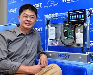 HGST台灣及上海區總經理陳玟生，與Ultrastar He的浸泡式冷儲存系統。