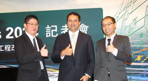 NI东亚区副总裁Ajit Gokhale(中)、大中华区市场营销总经理郭皇志(右)、台湾区总经理林沛彦