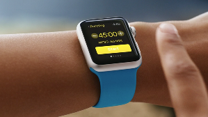 无论Apple Watch与Android Wear，都期望善用表内的加速度感测器，只要翻转一下手腕，就能够改变表面的显示资讯，减少用另一只手去操控手表的机会。