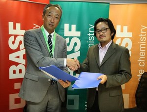 台湾巴斯夫总经理吴永亮(右)与长华塑胶总经理高木雅弘(左)签订经销合作意向书