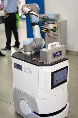 在工厂中，i-Operator会穿梭在员工之间并在各个工作台上下料，移动型机器人的自动导航已逐步成熟。