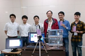 國立中山大學電機系教授翁金輅(右三)及通訊所溫朝凱副教授(左三)率領團隊展示多天線MIMO量測系統研發成果。