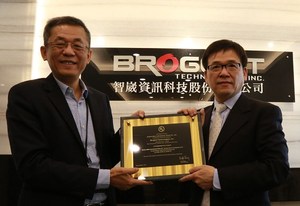 智崴获得UL安全认证，图左为智崴总经理欧阳志宏，右为UL台湾总经理汤家德。
