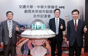 國立交通大學副校長陳俊勳(左)、Hewlett Packard Enterprise公司董事長王嘉昇(中)與中華大學校長鄭藏勝(右)