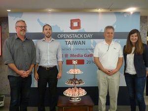 左起為OpenStack基金會營運長Mark Collier、執行長Jonathan Bryce、董事會主席Alan Clark，以及行銷暨社群服務副總裁Lauren Sell。