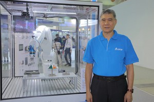 台達董事長海英俊於「2016台北國際自動化工業大展」台達展區介紹全新垂直多關節工業機器人。